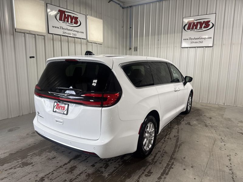 New 2027 Chrysler Pacifica SelectImage 3