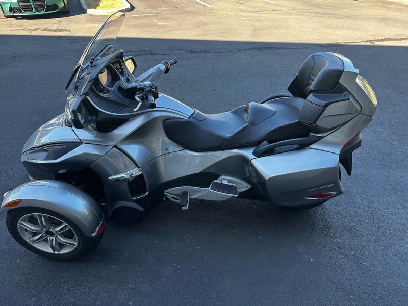 2012 Can-Am Spyder Roadster RTImage 2