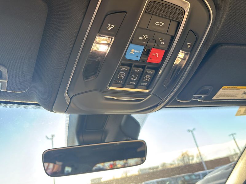 New 2025 Jeep Grand Cherokee L Limited 4x4Image 38