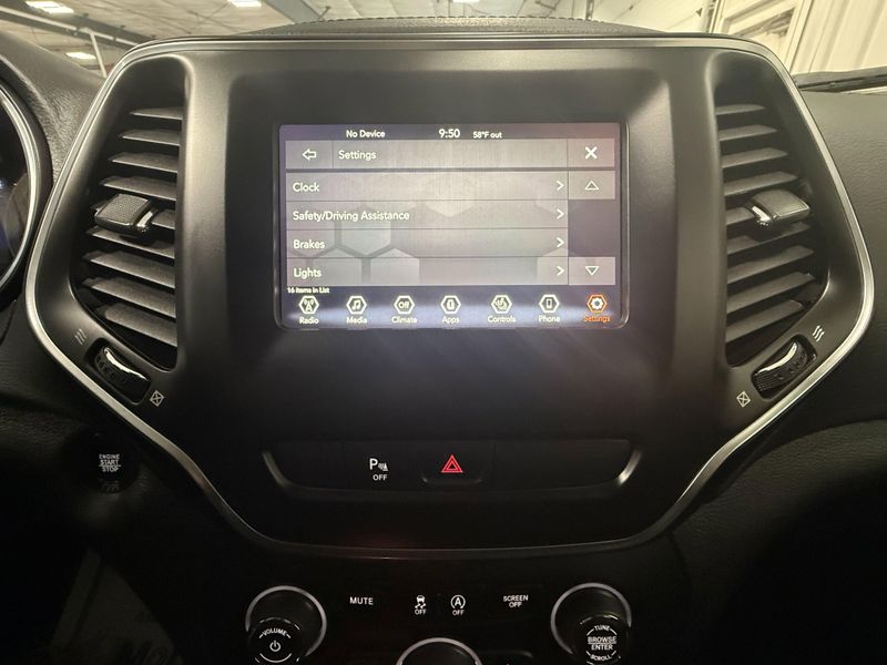 Used 2020 Jeep Cherokee AltitudeImage 36