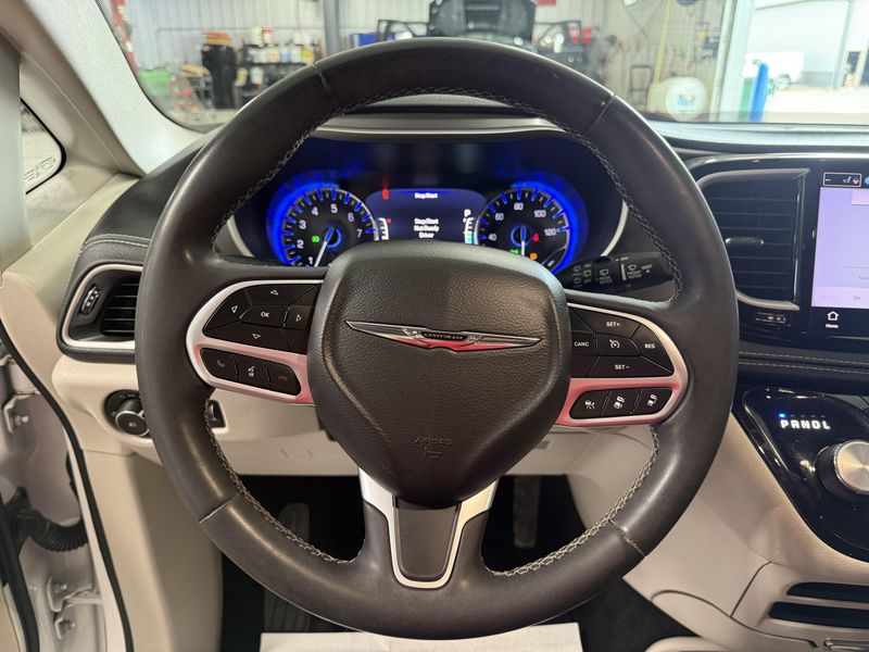 Used 2023 Chrysler Pacifica Touring LImage 18