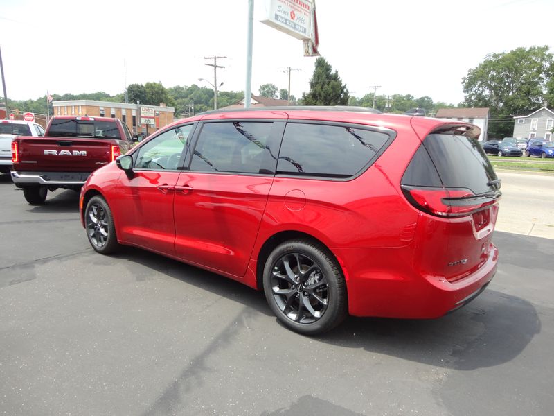 2024 Chrysler Pacifica Touring LImage 13