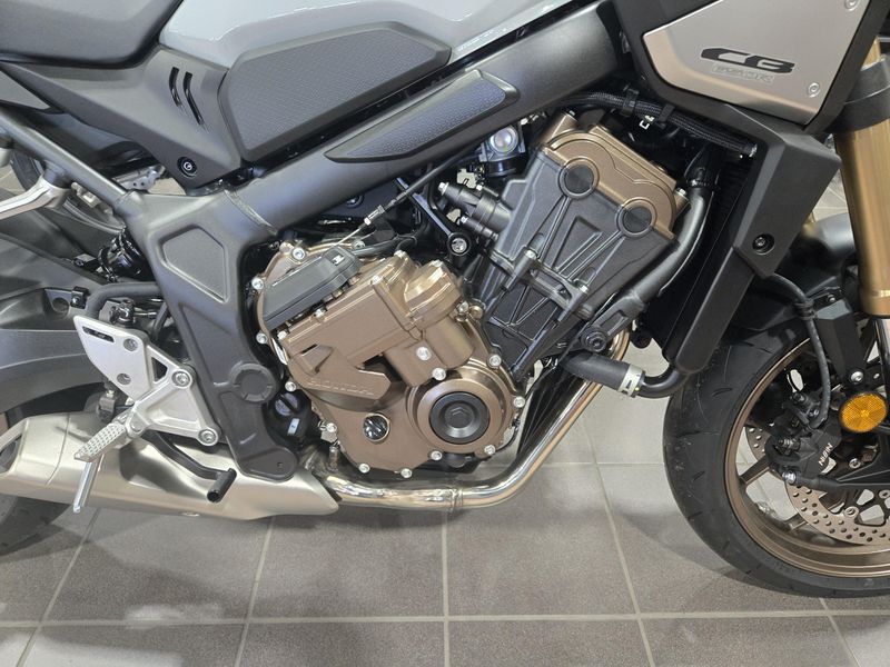 2024 Honda CB650R ABS PEARL SMOKY GRAYImage 9