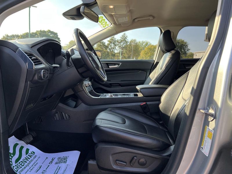 2022 Ford Edge Titanium photo 19