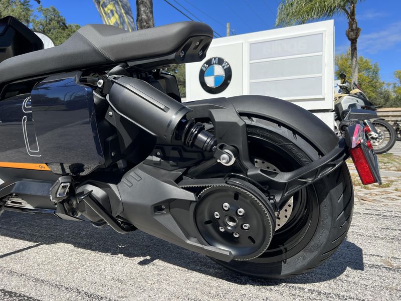 2025 BMW CE 04