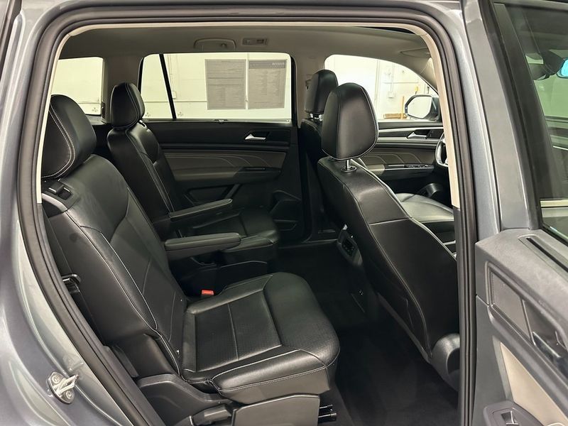 2021 Volkswagen Atlas 3.6L V6 SE w/Technology R-LineImage 29