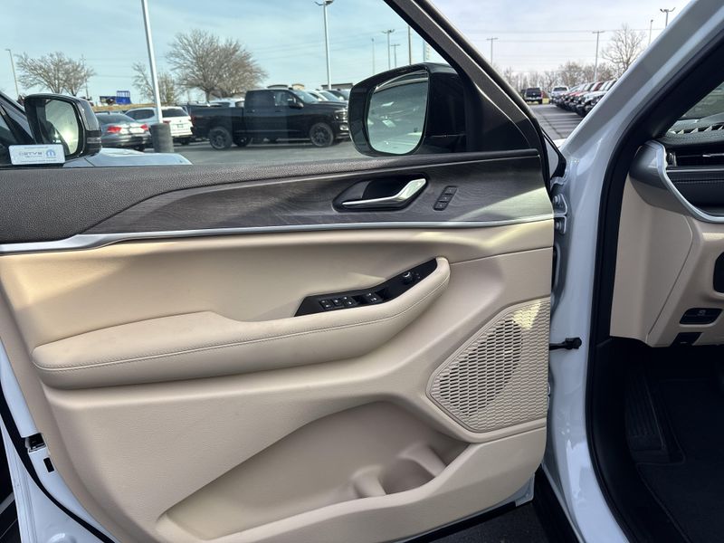 New 2025 Jeep Grand Cherokee Limited 4x4Image 14