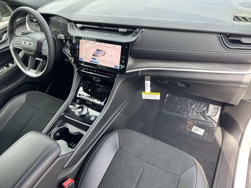 New 2026 Jeep Grand Cherokee Laredo Altitude 4x4