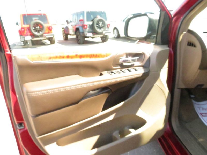 Used 2015 Chrysler Town & Country Touring L 4dr Mini VanImage 11