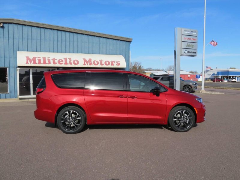 New 2026 Chrysler Pacifica Select AwdImage 1