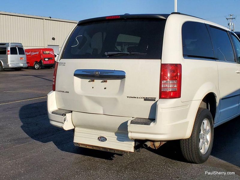 2010 Chrysler Town & Country Touring photo 6