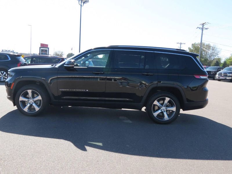 Used 2021 Jeep Grand Cherokee L Limited 4x4 4dr SUVImage 5