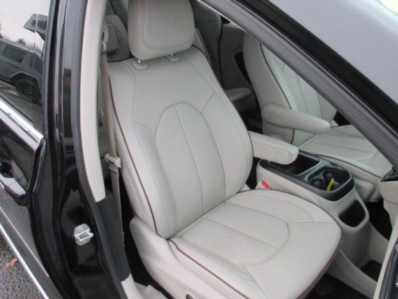 Used 2020 Chrysler Pacifica LimitedImage 26