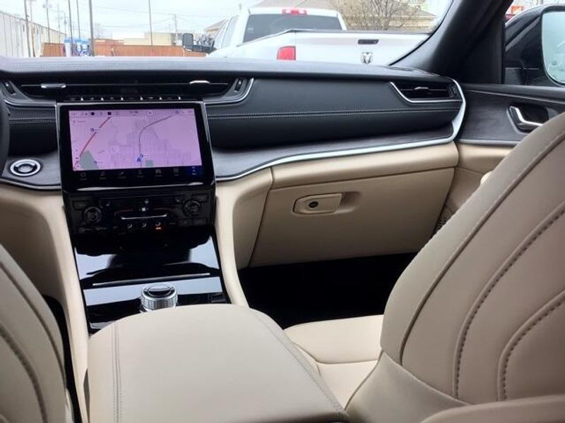 New 2025 Jeep Grand Cherokee Limited 4x2Image 13