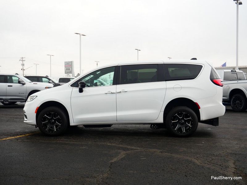 Used 2024 Chrysler Pacifica Touring