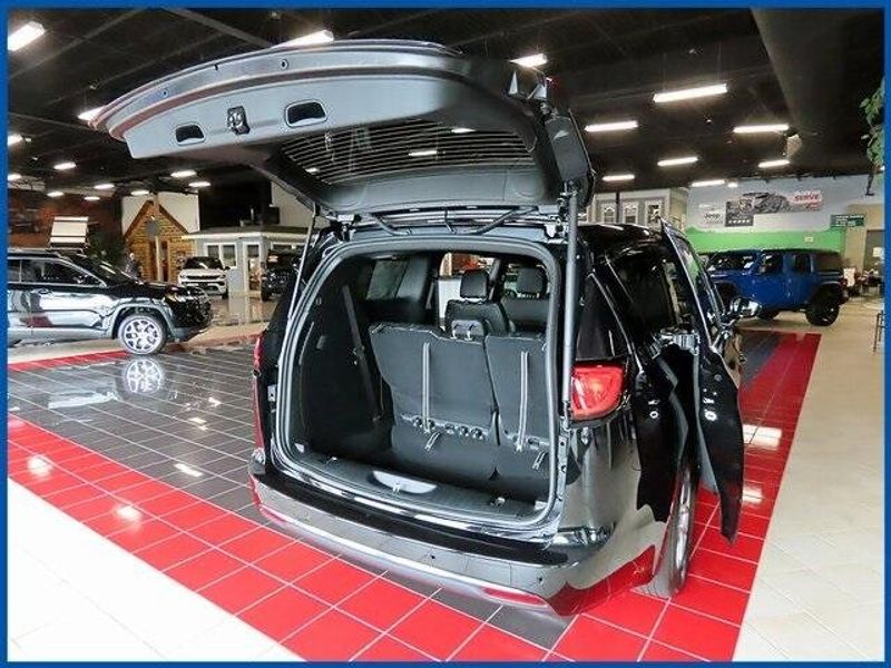 New 2025 Chrysler Voyager LXImage 5