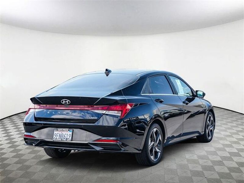 2023 Hyundai Elantra LimitedImage 8