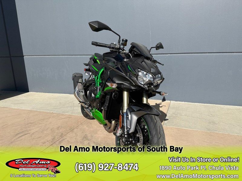 2024 Kawasaki ZR1000LRFNL-GY2  in a METALLIC MATTE GRAPHENESTEEL GRAY/EBONY/MIRROR CoatED BLACK exterior color. Del Amo Motorsports of South Bay (619) 547-1937 delamomotorsports.com 