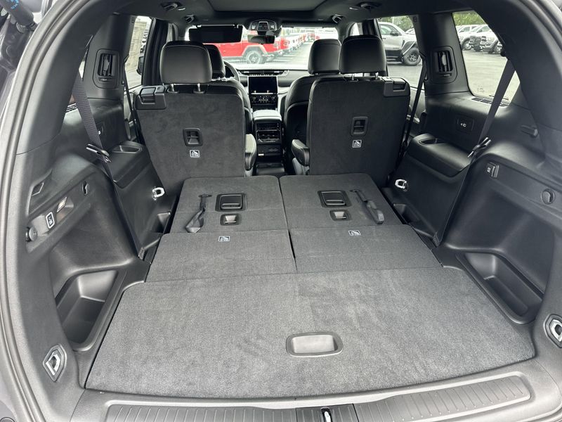 2025 Jeep Grand Cherokee L Limited 4x4Image 12