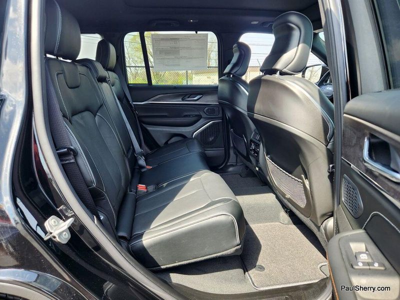 New 2025 Jeep Grand Cherokee Overland 4x4Image 30