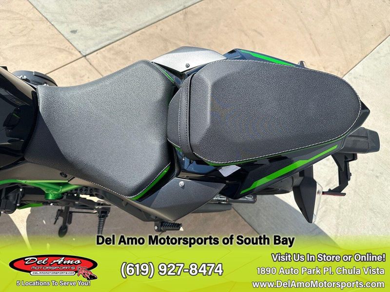 2024 Kawasaki ZR1000LRFNL-GY2  in a METALLIC MATTE GRAPHENESTEEL GRAY/EBONY/MIRROR CoatED BLACK exterior color. Del Amo Motorsports of South Bay (619) 547-1937 delamomotorsports.com 