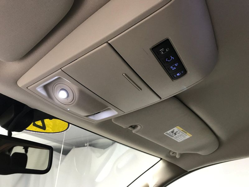 2015 Chrysler Town & Country Touring-LImage 12