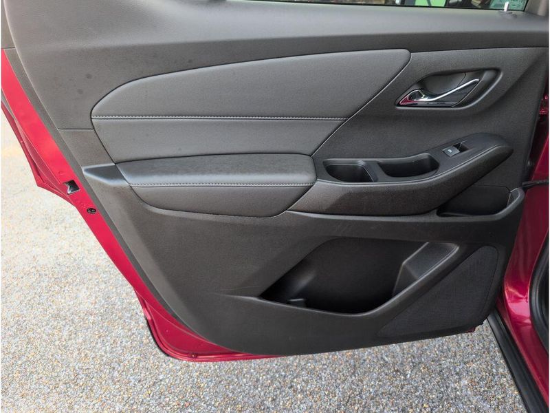 Used 2023 Chevrolet Traverse LT ClothImage 33