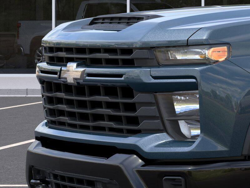 2025 Chevrolet Silverado 2500HD CustomImage 13