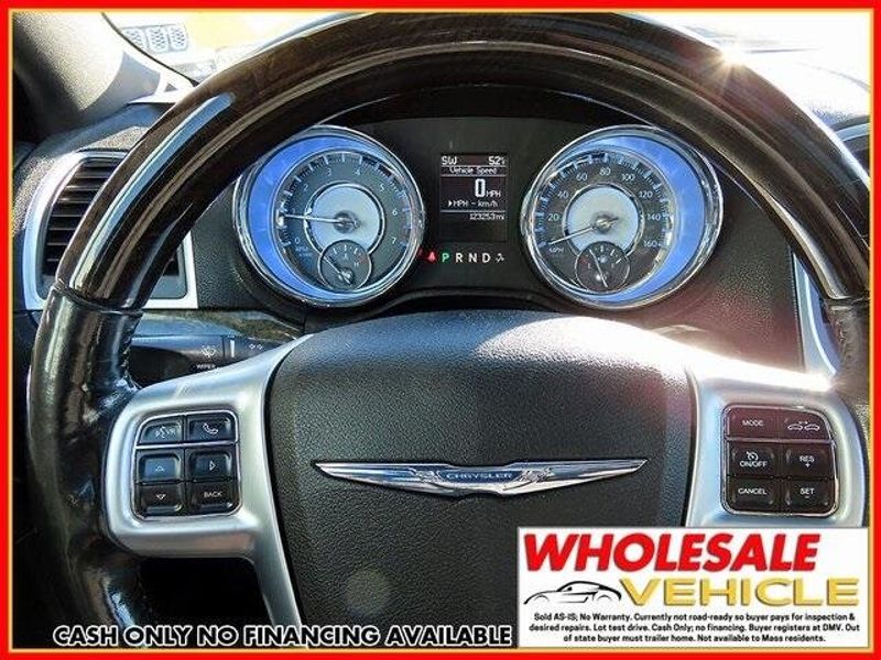 2011 Chrysler 300C BaseImage 16