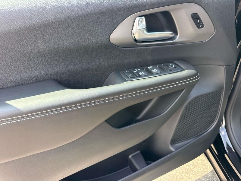 New 2027 Chrysler Pacifica Select Awd