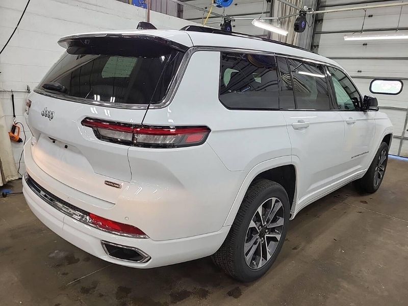Used 2025 Jeep Grand Cherokee L Overland 4x4 4dr SUVImage 4