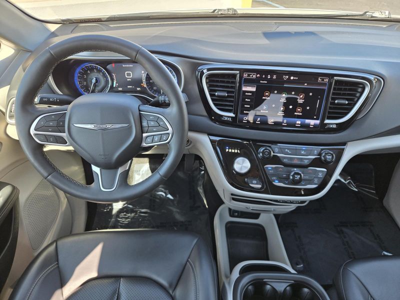 Used 2023 Chrysler Pacifica Touring L FWD