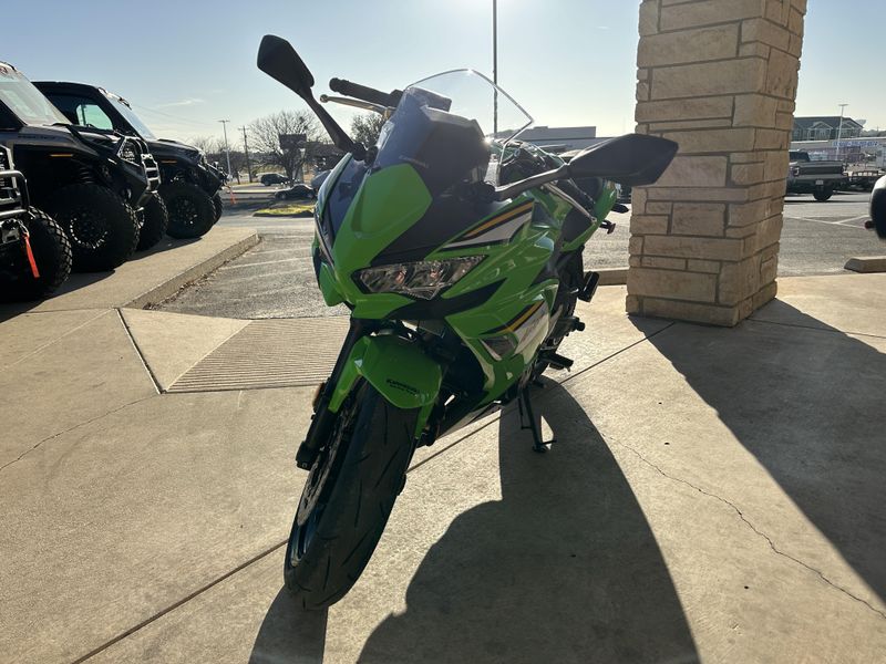 2025 Kawasaki NINJA 650 KRT EDITION ABS LIME GREEN AND EBONY AND PEARL BLIZZARD WHITEImage 3