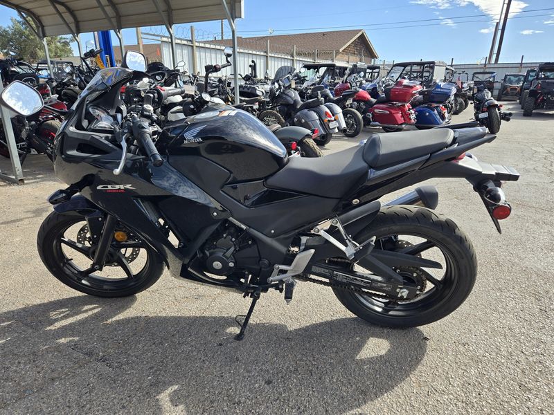 USED 2015 HONDA CBR 300R Image 4