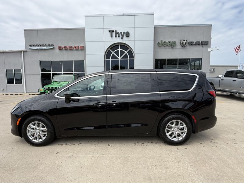 New 2027 Chrysler Pacifica SelectImage 28