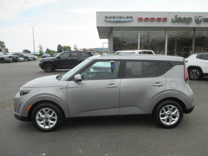 Used 2023 Kia Soul LXImage 11