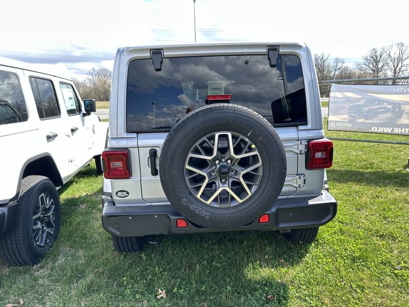 2024 Jeep Wrangler 4-door SaharaImage 9