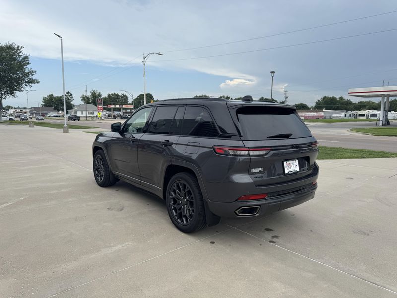 New 2025 Jeep Grand Cherokee SummitImage 6