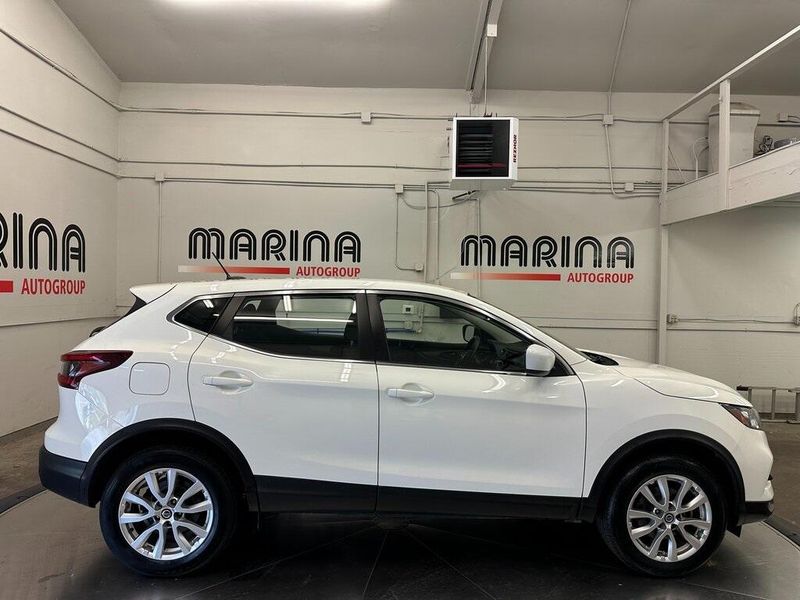 2022 Nissan Rogue Sport S photo 2