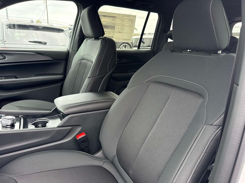 New 2026 Jeep Grand Cherokee Laredo 4x2