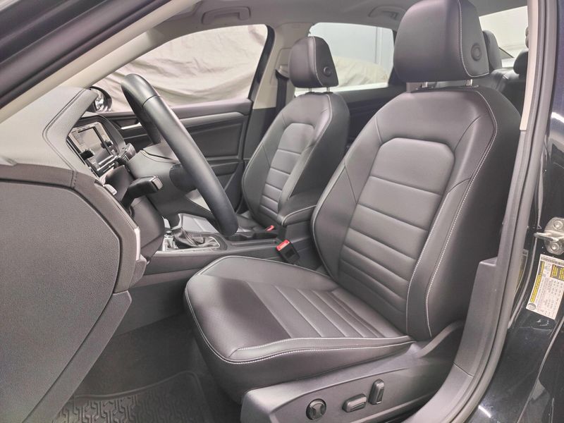 Used 2024 Volkswagen Jetta SE w/SunroofImage 13