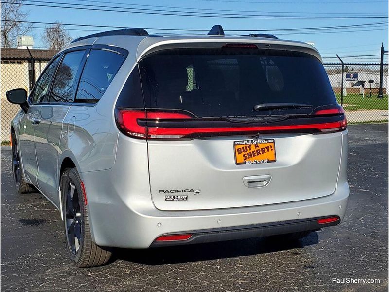 New 2026 Chrysler Pacifica Select