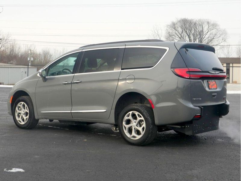 2022 Chrysler Pacifica Touring LImage 12