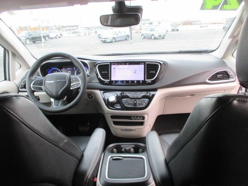 Used 2024 Chrysler Pacifica Touring LImage 29