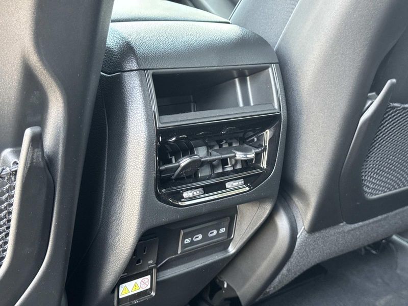New 2026 Jeep Grand Cherokee Laredo Altitude 4x2