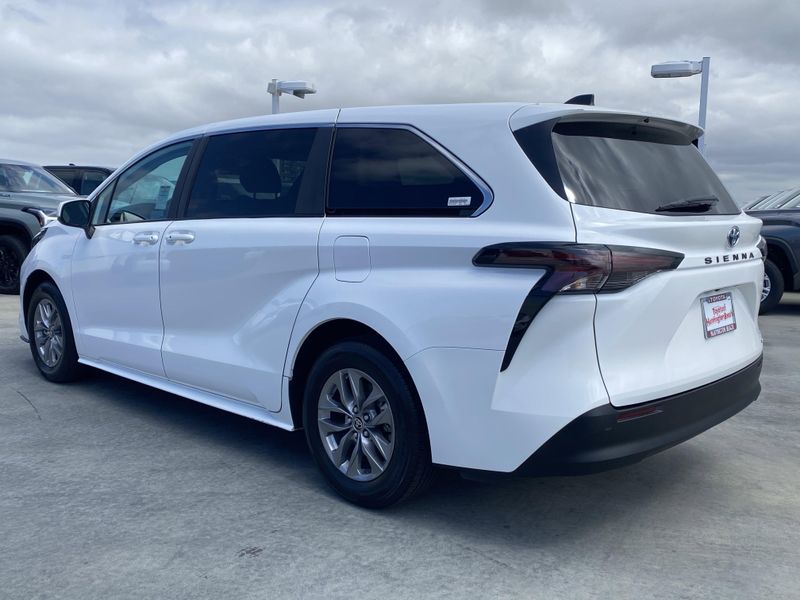 2024 Toyota Sienna LEImage 6