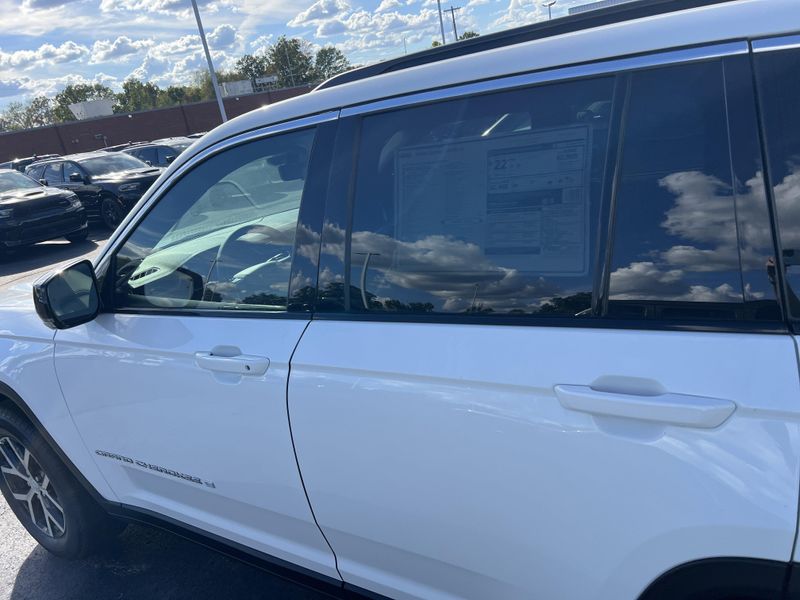 New 2025 Jeep Grand Cherokee Limited 4x4Image 11