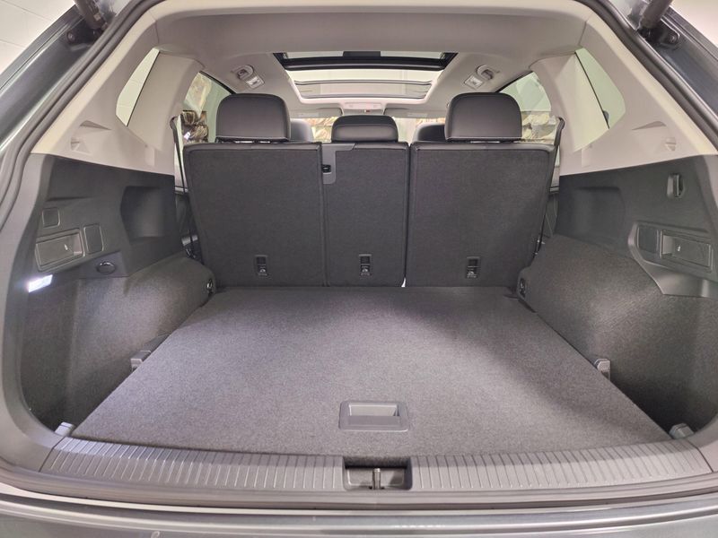 Used 2024 Volkswagen Tiguan SE AWD w/SunroofImage 13