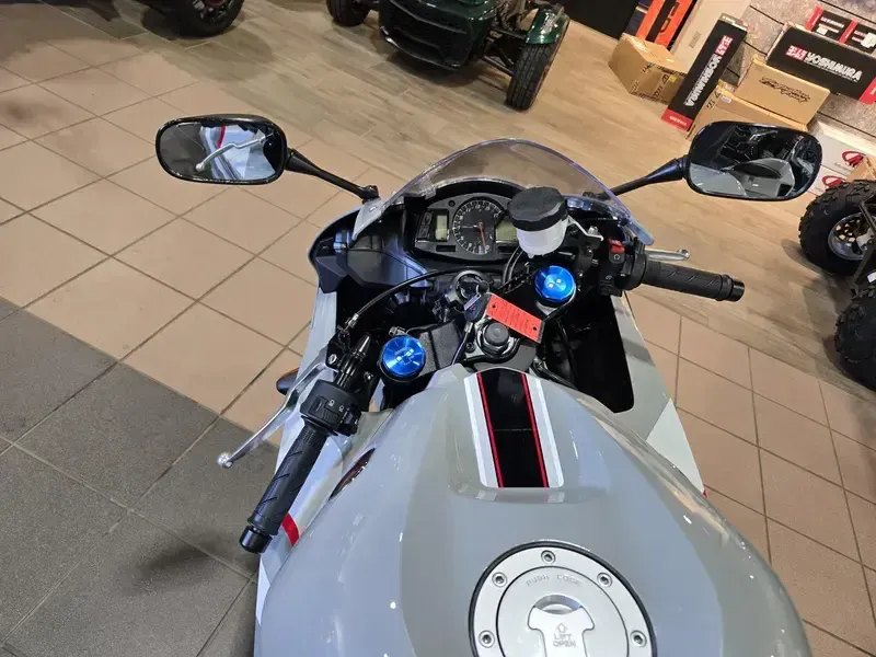 2025 Honda CBR600RR ABS DEEP PEARL GRAY Image 9