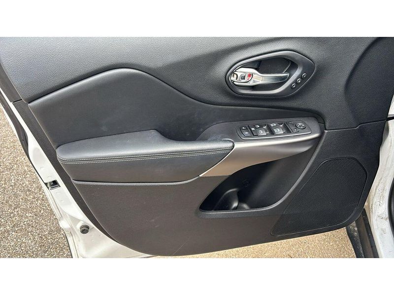 Used 2020 Jeep Cherokee LimitedImage 5